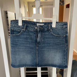 Blå jeanskjol med fickor - Jeans kjol ifrån Gina med snygga fickor i bak! Använd under en sommar! Passar tyvärr inte mig längre och säljas därför vidare. Priset går alltid att diskutera!🩷