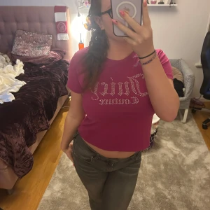 Rosa Juicy Couture t-shirt - Säljer en rosa t-shirt från Juicy Couture med glittrig text på framsidan. Nästan aldrig använd, säljer för att jag inte tycker att den passar mig. Hör gärna av er vid frågor💗