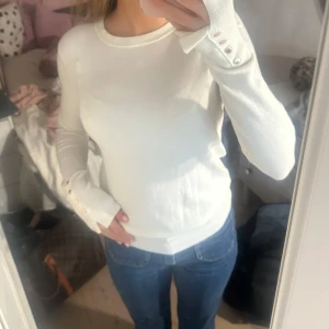 Vit långärmad tröja med knappar - Säljer denna jättefina tröjan från Zara som inte säljs längre