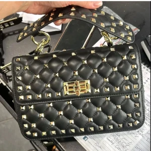 Handväska med nitar - Valentino liknade väska, aldrig andvänd, inga defekter och sjukt snygg, säljer för kommer inte till andvändning (långt guldigt  band som ser ut som originalet finns till)