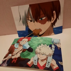 My Hero Academia bilder - Bilder från MHA i glansigt material av jättebra kvalitet. Skrev ut dem i en Clas Ohlsson affär (inte helt säker, men tror att det var den) som har en maskin där man kan välja bilder från sin mobil och betala för att skriva ut för flera år sedan. Bilderna är 10x15 cm stora