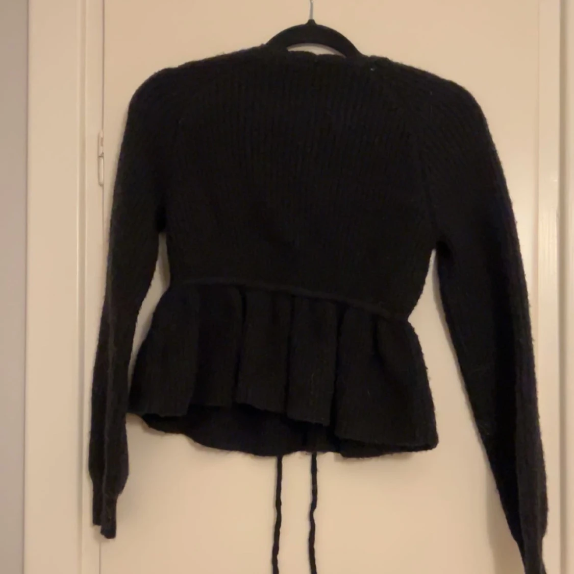 Svart stickad kofta med knytband - 1