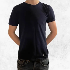 Mörkblå t-shirt från Ralph Lauren - Säljer denna riktigt snygga marinblåa T-shirten från Polo Ralph Lauren. Storlek M men sitter som en S.  Säljer även 2 andra liknande t-shirts i min profil. Vid några frågor eller funderingar är det bara att höra av sig.