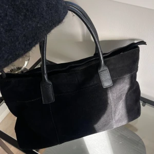 Jättesnygg svart vintage väska! - Snygg svart vintage väska från Zign💖 Bredd: 40cm, djup: 11cm, höjd: 27cm. (Skriv för fler bilder)💗