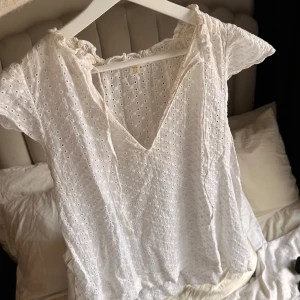 Vit blus topp - Super fin vit blus topp från H&M, använd men i gott skick. Perfekt nu mot våren!☀️ Hör av er kring fler bilder + frågor 💞 