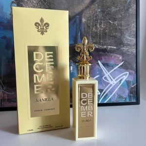 December Vanilla Eau de Parfum från Paris Corner - Doften December Vanilla erbjuder en varm och söt vaniljton. Förpackningen är stilren med guldiga detaljer som matchar flaskans design.