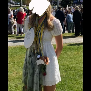 Studentklänning/ Vit klänning från Gina Tricot - Charmig vit klänning från Gina Tricot i storlek XS. Klänningen har en offshoulder-design med korta puffärmar och en härlig textur. Perfekt för sommarens alla tillfällen, särkilt studenten!