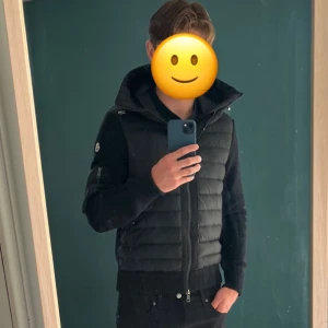 Moncler Cardigan  - Säljer nu min Moncler Cardigan då jag helt enkelt inte gillar den längre😊, jackan är i jätte fint skick och inga defekter finns!🌟 Jackan är också såklart äkta vara, och äktehetsbevis finns då ju såklart!☺️ Kom gärna med bud(inga skambud tack) MVH Victor
