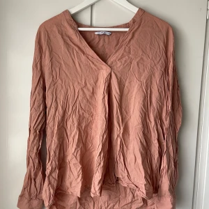Rosa blus  - Använd fåtal gånger, storlek 46 enligt lappen men personligen anser jag att den sitter som en oversized 38