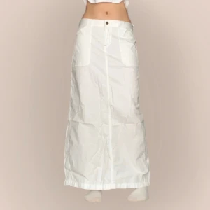 Vit långkjol från Colours of the World - Så härlig 2000s långkjol med fickor och andra små detaljer! Jag på bilden har strl 38 på underdelar och är 170cm lång. Klicka på köp nu <33