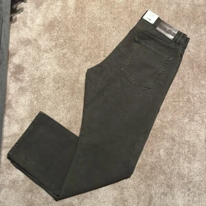 NN07 jeans - Jag säljer ett par herr NN07 jeans. Helt oanvända med lapp kvar. Storlek 32x32