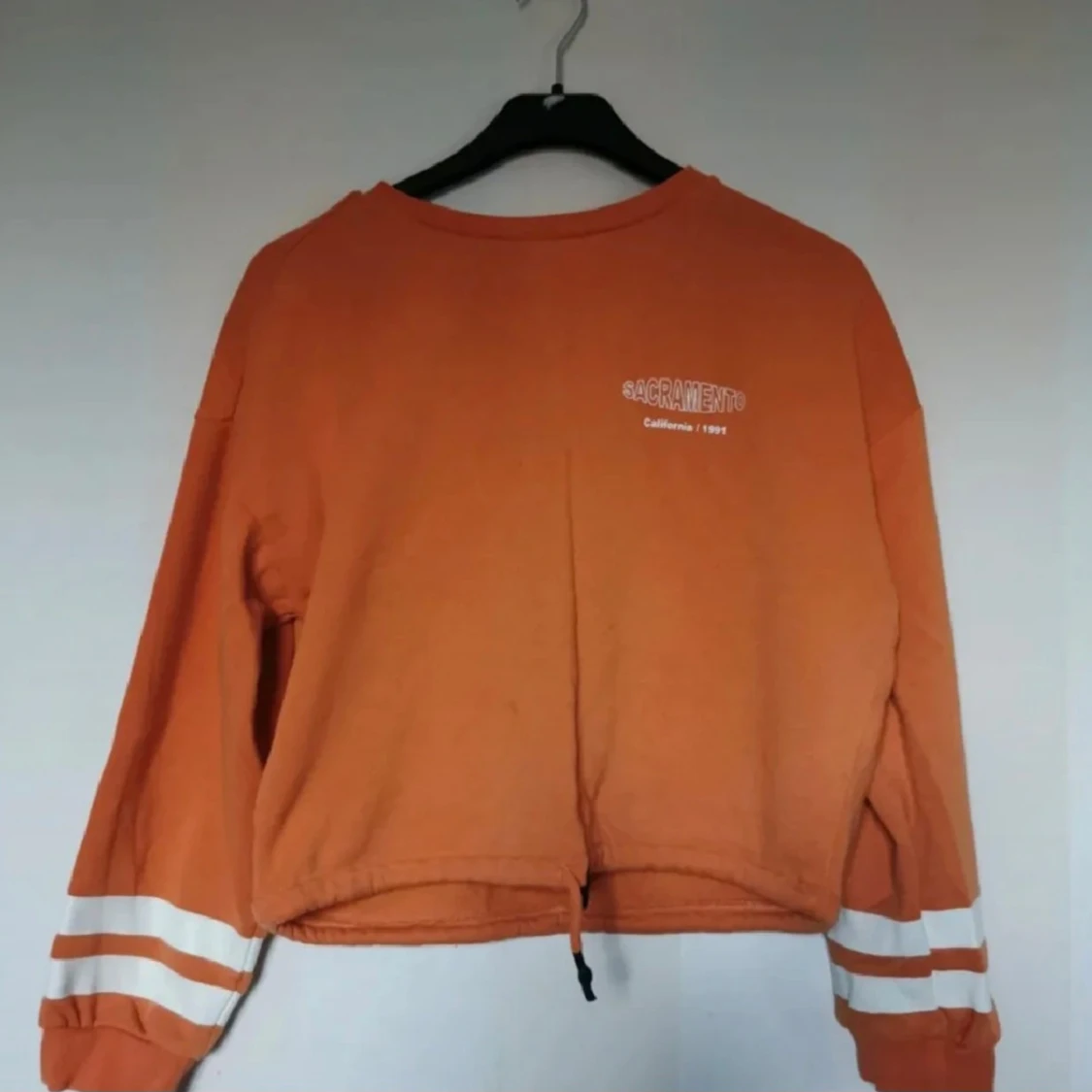 Orange croppad sweatshirt