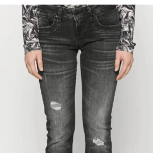 Ltb jeans - Säljer dessa så fina lågmidjade Ltb jeans, jag har tagit bort tyget bakom hålen (se bild 3 o 4) så att det bli riktiga hål. Modellen valerie. Slutsålda överallt. Storlek 24/30