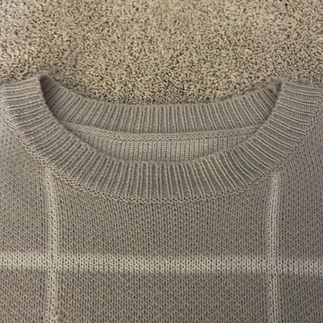 Grå rutig stickad tröja - 93