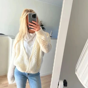 Vit stickad kofta - Mysig beige stickad kofta❤️