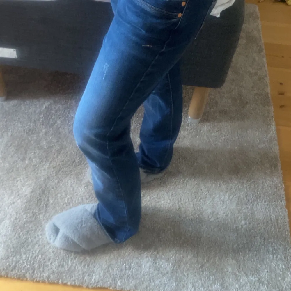 Säljer ett par snygga blå jeans i bra skick. De har en klassisk straight fit och är perfekta för vardagsbruk. Från Ltb!❤️. Jeans & Byxor.