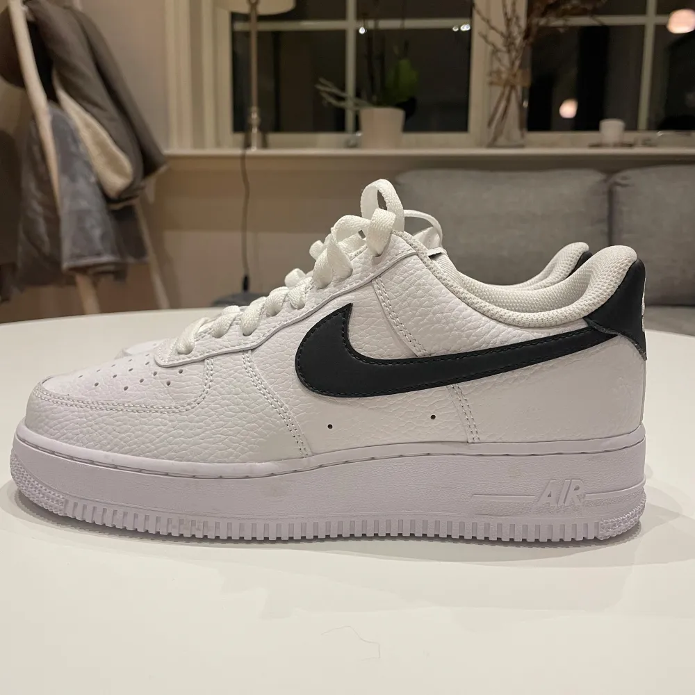 Säljer ett par klassiska Nike Air Force 1 i vitt med svart swoosh i storlek 40,5 herr. Skorna är i mycket bra skick och är endast använda en gång en kort stund. Inga defekter och sulan är inte sliten. Perfekta för både vardag och fest! Nypris 1499kr. Skor.