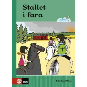 Läshoppets kapitelböcker passar för den läsare som nu befinner sig på steg 6–7 i dimensionen Flyt i läsningen i boken God läsutveckling och som känner sig redo att läsa en längre text. Böckerna finns i fyra olika serier: Fantasy, Hästar, Humor och Räddaren i nöden. Texten i böckerna är lättläst och innehåller flerstaviga ord, ljudstridiga ord och enstaka ord med komplicerad konsonantförbindelse. Varje kapitelbok är på 40 sidor vardera och texten är indelad i lagom långa kapitel. Till de flesta kapitelböckerna finns en handledning samt arbetsblad att hämta gratis under Mina sidor här på nok.se. Fantasy: Agatons äventyr – samlingsvolym  Agaton är hjälte i landet Odalien, där drottning Bea styr. Ibland behöver hon hjälp av Agaton för att lösa något svårt uppdrag. Det finns fyra böcker i serien om Agaton. Nu är de samlade i en och samma bok – Agatons äventyr. Perfekt för enskild läsning eller gemensam läsning i läsgrupper.  Agaton och Dimmiga ön av Pär Sahlin  Flickan Elle från Dimmiga ön har flytt till Odalien. Hon behöver Agatons hjälp. Hennes ö hotas av hemska varulvar. Agaton och Elle ger sig ut på en farlig resa över havet för att rädda Elles vänner. Men kommer de hinna till Dimmiga ön i tid?  Agaton och Hjältarnas kamp av Pär Sahlin Agaton är hjälte i landet Odalien, där drottning Bea styr. Ibland  behöver hon Agatons hjälp. Drottningen vill inte att prins  Filur ska vinna Hjältarnas kamp i år igen. Kan Agaton lyckas att ta hem segern istället?  Agaton och den eviga vintern av Pär Sahlin Drottning Bea behöver Agatons hjälp igen. Nu har vattnet frusit till is i Odalien och det är snö överallt. Kan Agaton lösa problemet med den eviga vintern?  Agaton och kärlekskriget av Pär Sahlin Agaton är hjälte i landet Odalien, där drottning Bea styr. Ibland behöver hon hjälp av Agaton för att lösa något uppdrag. Nu hotas Odalien av krig. Drottning Beas son har blivit kär i fel person och kungen i grannlandet är rasande. Kan Agaton rädda freden?   Hästar: Hästgänget i oväder – samlingsvolym  Ibland kan väder och klimat verkligen ställa till med problem. En grupp vänner och deras hästar råkar ut för allt från höst- och vinterstormar till åskoväder och skogsbränder i de fyra spännande kapitelböckerna som ni finns samlade i en och samma bok – Hästgänget i oväder. Perfekt för enskild läsning eller gemensam läsning i läsgrupper.  Stallet i fara av Erika Eklund Wilson  Det är sommarlov. Sonja, Edvin, Lovisa, Viktor och Emma har varit och badat med hästarna. Men på väg hem från sjön blir hästarna oroliga och börjar vädra i luften. Snart känner barnen röklukt och förstår att det brinner i skogen. Kommer de hinna hem innan elden hinner ikapp dem? Och är stallet i fara?  Den vita ryttaren av Erika Eklund Wilson  Sonja, Lovisa och Viktor är ute och rider när det blåser upp till snöstorm. Sonja tänker på Vita ryttaren, spöket av en flicka som för länge sedan red vilse i en snöstorm och frös ihjäl. Vita ryttaren visar sig när det stormar och då går det illa för den som ser henne. Plötsligt hör barnen ett gnäggande och en vit figur på en vit häst närmar sig i snöyran. Är det hjälp som är på väg? Eller är det Vita ryttaren som har kommit för att ta dem?  Skuggan i mörkret av Erika Eklund Wilson Sonja och Edvin lyssnar ut mot mörkret. Något stort har tagit sig in i trädgården. Vad kan det vara?  Åska över stallet av Erika Eklund Wilson  Nalle vrider oroligt på öronen och han kastar med huvudet. Ovädret är snart över dem och Nalle är livrädd för åska. Sonja, Edvin, Lovisa och Nalle måste söka skydd i stället vid det gamla ödehuset i skogen.För länge sedan bodde det en gammal gubbe här med sin häst. Men nu är allt övergivet. Eller hur är det med den saken egentligen?  Humor: Full fart på Backaskolan!  – samlingsvolym  På Backaskolan händer det ofta roliga, lite pinsamma och spännande saker. Följ med Adrian, Iris, Leon, Elias, Arvid och de andra eleverna i deras skolvardag. Det finns fyra böcker i serien om Backaskolan. Nu är de samlade i en och samma bok – Full fart på Backaskolan! Perfekt för enskild läsning eller gemensam läsning i läsgrupper.  På spaning med Adrian och Iris av Johan Rundberg Adrian och Iris är på väg hem efter skolan, men idag känns det inte som vanligt. Adrian och Iris är nämligen  spanare och plötsligt upptäcker de något som är väldigt fel!  Apkyssen av Johan Rundberg Arvid har en hemlighet. Han är kär i Lova! Idag tänker han fråga chans. Om Lova svarar JA så är de ihop. Men hur frågar man chans när allting bara blir fel?    Läxan som rymde av Johan Rundberg Leon ställer sig upp. Han känner hur det pirrar i magen.Det ska bli roligt att visa Oskar för klassen. Men något är fel. När han känner med handen i fickan, är råttan inte där. Plötsligt hörs ett rysligt vrål. Något hemskt måste ha hänt!    Dagens hjältar av Johan Rundberg Idag är det Backaskolans dag. Eleverna ska ha en utställning i stora salen. Elias längtar efter att få visa sin målning för pappa. Hoppas bara pappa hinner fram i tid. Men idag händer något annat också. Lärarna har en hemlighet…  Räddaren i nöden: Katträddningen av Johan Rundberg  Joni och Mika har en djurklubb ihop. Det enda de saknar är ett djur. En dag ser de en annons på en anslagstavla. Någon vill skänka bort en katt som heter Oskar. Hur kan man bara sluta älska en katt? Joni och Mika förstår att Oskar måste räddas till varje pris!  Tanträddningen av Emma Frey-Skøtt Siv ser direkt att något är fel. Tanten ligger platt och stilla på marken. Tänk om det är ett trick! Tanten kanske kommer hoppa upp och jaga henne? Eller ännu värre ... Tänk om tanten är DÖD!?     Format Inbunden   Omfång 40 sidor   Språk Svenska   Förlag Natur & Kultur Läromedel och Akademi   Utgivningsdatum 2019-05-22   ISBN 9789127456372  