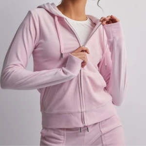 Ljusrosa hoodie med dragkedja - Säljer en supermjuk och bekväm ljusrosa hoodie med dragkedja framtill. Perfekt för mysiga dagar eller en avslappnad stil. Den har långa ärmar och en praktisk huva med snören. Passar perfekt till både jeans och mjukisbyxor. 🩷Köpt i en butik i Väla för 1200kr, aldrig använd. Hör av er vid frågor eller funderingar