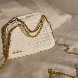 Väska  - Egenvirkad Stella McCartney väska, i vitt färg med guldkedja 🤍har även väskor i andra färger. Märket går även att ta bort ifall de önskas!