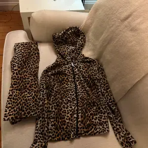 Jättefin leopardmönstrad tröja med matchande byxor från Gina Tricot. Setet är i storlek XS och har en dragkedja framtill på hoodien. 💕