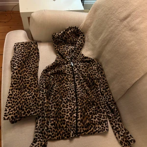 Leopardmönstrad mjukis tröja och byxor  - Jättefin leopardmönstrad tröja med matchande byxor från Gina Tricot. Setet är i storlek XS och har en dragkedja framtill på hoodien. 💕