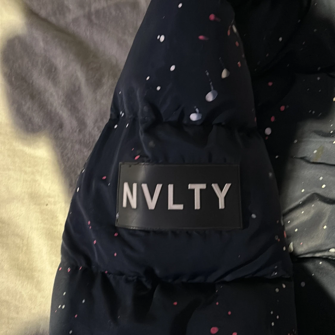 Mörk blå/svart pufferjacka från NVLTY - 92