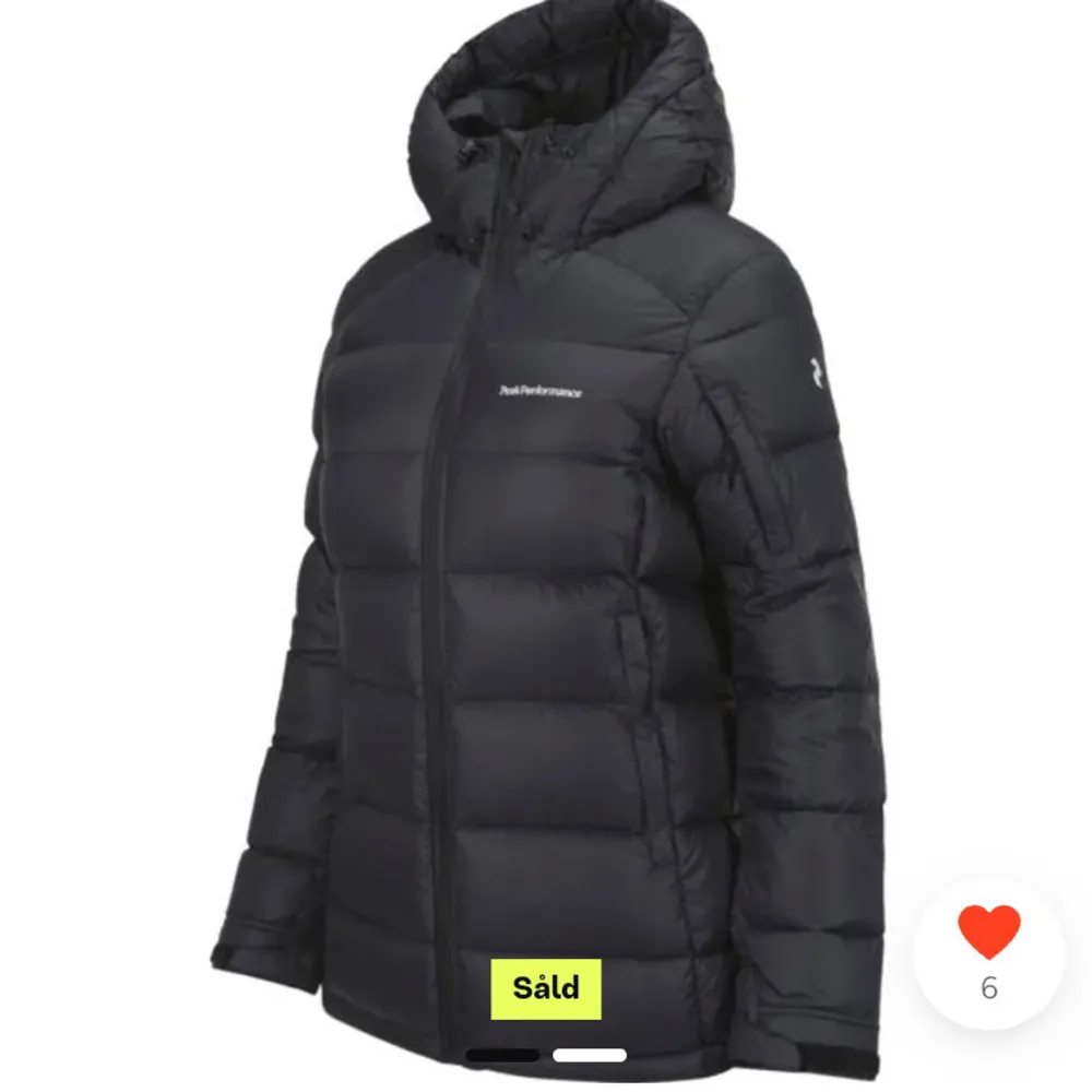 Säljer nu min jättefina peak performance dunjacka i modellen frost down jacket dam. Perfekt nu i vinter då det är kallt och den håller värme bra. Köpt här på Plick men är fortfarande i ett väldigt fint skick. Jackan är i storlek xs. Skickar gärna egna bilder vid förfrågan. Skriv om ni vill ha mer information.. Jackor.