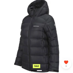 Peak Performance frost down jacket - Säljer nu min jättefina peak performance dunjacka i modellen frost down jacket dam. Perfekt nu i vinter då det är kallt och den håller värme bra. Köpt här på Plick men är fortfarande i ett väldigt fint skick. Jackan är i storlek xs. Skickar gärna egna bilder vid förfrågan. Skriv om ni vill ha mer information.