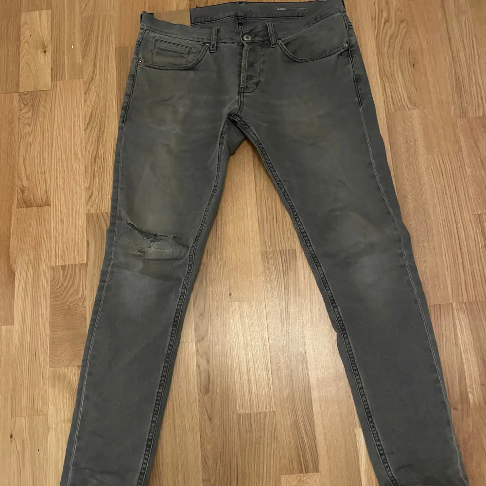 Säljer ett par gråa dondup jeans i storlek 34. De är i sparsamt använt skick, de är slitningar på ena knät som man kan se på bilden om man vill ha mer bilder på hur jeansen sitter eller hur de ser ut på är de bara att fråga.. Jeans & Byxor.