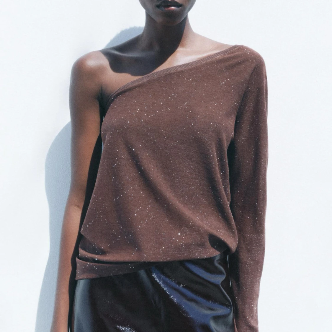 Brun glittrig oneshoulder topp - 90