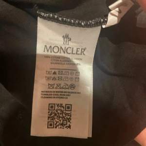 Moncler T-shirt storlek M. Ny Skick 10/10. Köpte från en kille på plick. Qr funkar. Säljer begrund av behöver pengar🙃