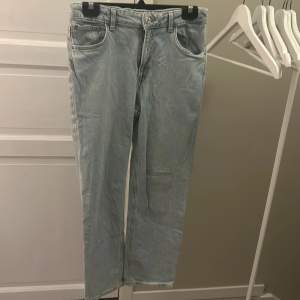 Säljer ett par ljusblå jeans från H&M i loose fit. De är i bra skick och har en klassisk femficksdesign med knapp och dragkedja. Perfekta för en avslappnad stil och passar till alla säsonger. 