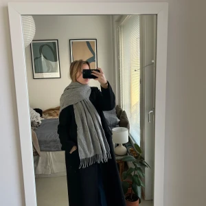 Samsøe Samsøe halsduk - -Samsøe Efin scarf  -Mysig grå ullscarf -Knappt använd, som ny -Material: 80% ull, 20% kashmir 