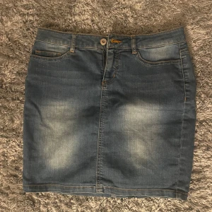 Jeanskjol från veromoda - Säljer en snygg jeanskjol från vero moda.