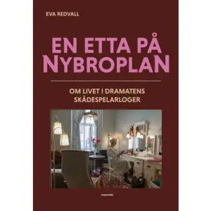 Om livet i Dramatens skådespelarlogerUnder mer än ett sekel har det vita Thaliatemplet vid Nybroplan varit en knutpunkt för Stockholms teaterälskare. På Dramatens scener har de kunnat se några av våra största skådespelare ge liv åt världsdramatik och klassiker, nyskrivet och debattinriktat.Men vad händer bakom kulisserna? Hur ser vardagslivet på teatern ut innan ridån går upp, och sedan den gått ner? Om detta berättar Eva Redvall i denna annorlunda bok om Sveriges nationalscen.I En etta på Nybroplan får vi följa med in i skådespelarnas eget territorium på teatern: Logen. Ett rum där det byts kläder, pluggas manus, kopplas av, värms upp och då och då njuts ett glas champagne som avrundning efter en lyckad föreställning.Logen är skådespelarens sluss mellan privatlivet och rollen, mellan verkligheten och fantasin. Men också en frizon i det myllrande teaterhuset, och för många ett andra hem under många år, ibland decennier.En etta på Nybroplan är en alldeles egen teaterhistoria, som med hjälp av intervjuer och rena fakta berättar om det mindre kända livet bakom Dramatens jugendfasad förr och nu. Allt generöst illustrerat.Eva Redvall är född 1945 och sedan barnsben bosatt i Stockholm. Som ung arbetade hon bl.a. som stringer för den amerikanska tidskriften Opera News och på nyhetsbyrån AP:s Stockholmsredaktion. Men större delen av sitt yrkesverksamma liv, i närmare fyrtio år, var hon anställd på tidningen Sydsvenska Dagbladet med stationering i Stockholm och nöjes- och kulturbevakning som huvudinriktning. Som pensionär ägnar hon sig gärna åt trädgårdsskötsel och släktforskning. En etta på Nybroplan är hennes första bok.---------