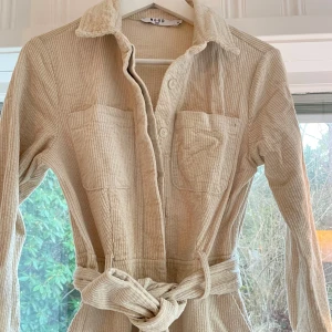 Manchester jumpsuit - Beige jumpsuit i Manchester. Storlek 36, från NA-KD