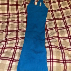 Blå ribbad klänning från NA-KD - Säljer en snygg blå ribbad klänning från NA-KD i storlek XS. Klänningen är ärmlös och har en tight passform som framhäver figuren. Perfekt för sommardagar eller en utekväll. Den är i mycket bra skick och redo för nya äventyr! 💙Passar även S-M då den är mycket stretchig!💞