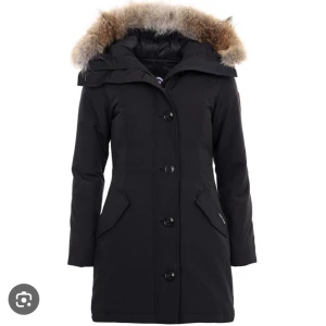 Svart canada goose med päls - Säljer en snygg svart canada goose jacka med pälsdetalj på huvan. Jackan har långa ärmar och knappar framtill. Perfekt för kalla vinterdagar och håller dig varm.  Skriv för mer detaljer om jackan💕 (köparen står för frakten).