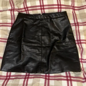 kort kjol faux leather  - Köpt på sellpy men har ej kommit till användning tyvärr :( 💞står xs på lappen men passar mer S