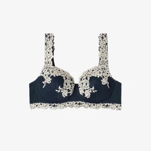 Mörkblå intimissimi bh - En super söt bh från intimissimi i nyskick pris går att diskutera 💗💗