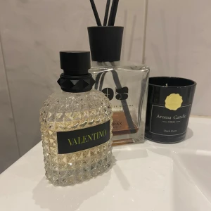 Valentino Uomo Born In Roma Yellow Dream - Tja! Säljer en riktigt nice parfym från Valentino. En favorit hos mig under ett bra tag men behöver finnas ny plats för nya parfymer. Flaskan är riktigt snygg och stilren. Doften är söt och varm kryddig med inslag av frukt, vanilj och citrus. Skulle säga att det är ungefär 60 ml kvar i flaskan. Perfekt för den som vill ha en unik och fräsch doft. 