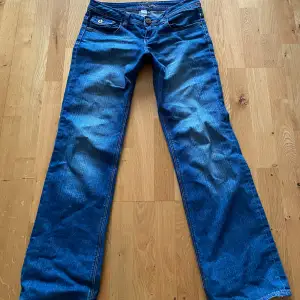 Säljer ett par snygga blå jeans från s.Oliver i storlek 38. De har en klassisk femficksdesign och är i bra skick. Midja:ca41cm   Lår:ca26cm    Innebenslängd: ca 79cm