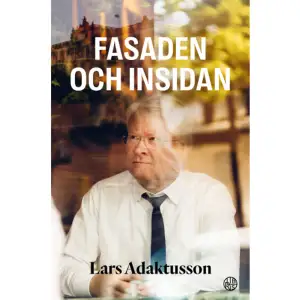 Byggnader har en fasad och en insida, det har även människor och politiska partier Efter 37 år i journalistiken tar Lars Adaktusson i februari 2013 steget över till andra sidan och blir medlem i Kristdemokraterna. Han vill engagera sig politiskt och arbeta för de grundläggande värderingar som han länge burit med sig om personlig frihet, socialt ansvarstagande och familjens betydelse. Samtidigt växer övertygelsen om att kristdemokratins människosyn och historiska idéarv är ovärderliga tillgångar i varje gott samhälle. Värderingarna tillsammans med en nyfikenhet på hur det ser ut bakom politikens fasader, hur de interna processerna fungerar och beslutsfattandet går till blir drivkrafter för spårbytet. På detta följer en resa in i den politiska maktens centrum och en reell möjlighet att omsätta ideologisk övertygelse i praktisk politik. Först som Europaparlamentariker, sedan som riksdagsledamot och medlem av Kristdemokraternas partiledning. Men berättelsen rymmer mer här finns ett journalistiskt sanningssökande och en öppenhjärtig reflektion kring framgång, egna misstag och ett parti som brottas med sin identitet. Som kompromissar med klassisk kristdemokrati, tar tydliga steg till höger och retoriskt blir en tuffare variant av Moderaterna. Lars Adaktusson skildrar kristdemokratins utveckling under tio spännande år och gläntar på dörren till en partikultur och ett ledarskap som reser frågetecken. Samtidigt ger han en inblick i vad som sker under ett uppmärksammat mediedrev och beskriver faran med att förtroendevalda och kolleger väljer tystnad framför civilkurage: Att konsekvent stå upp för bärande principer om fri debatt och öppet utbyte av åsikter är i grunden en fråga om demokratins tillämpning. Politiska företrädare som passivt ser på medan åsiktsmässig likriktning breder ut sig är i det perspektivet inte någon avgränsad eller partiintern angelägenhet.       Format Inbunden   Omfång 223 sidor   Språk Svenska   Förlag Libris förlag   Utgivningsdatum 2023-07-03   Medverkande Jonatan Knutes   Medverkande Jakob Arvidsson   Medverkande Rickard L Eriksson   ISBN 9789189704534  