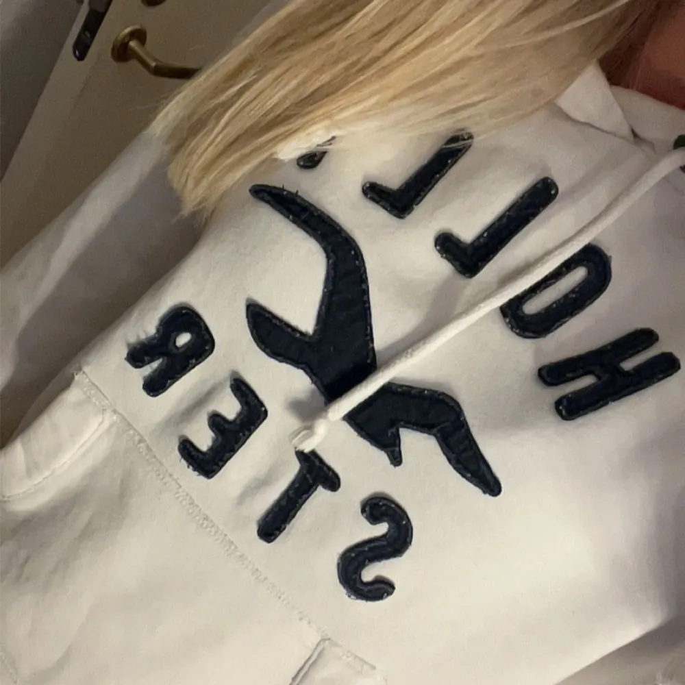 Säljer en supermjuk och bekväm vit hoodie från Hollister.💞skriv för fler frågor . Tröjor & Koftor.