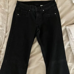 Svarta bootcut jeans - Säljer ett par svarta bootcut jeans från HM i storlek 38. De har en låg midja och klassisk femficksdesign. Perfekta för både vardag och fest! 🖤