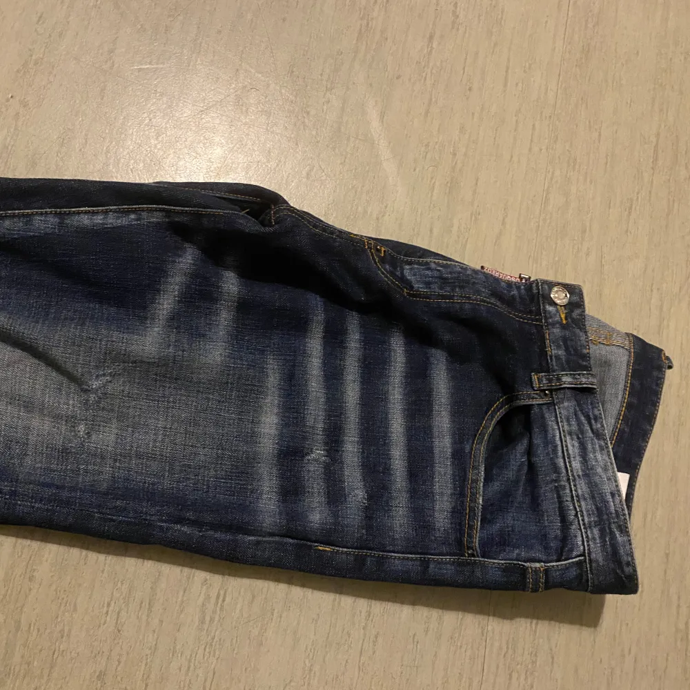 Säljer ett par snygga mörkblå jeans från Dsquared2. . Jeans & Byxor.