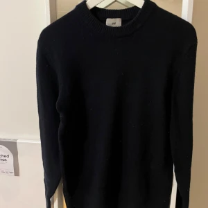 Marinblå tröja från H&M - Säljer en stilren marinblå tröja från H&M i storlek XS. Tröjan är i bra skick den är tillverkad i 100% ull. Passar utmärkt till höst- och vintergarderoben.