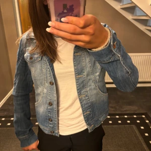 Blå jeansjacka - Säljer en klassisk blå jeansjacka i mycket bra skick. från märket mango jeans. Köpt för 600 kr 