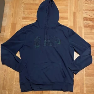 GAP hoodie - Mörkblå GAP hoodie i storlek L. Bra skick. Skriv om du har frågor eller om du vill ha fler bilder‼️